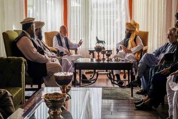 عضو هیات مذاکره کننده طالبان با کرزی و عبدالله دیدار کرد